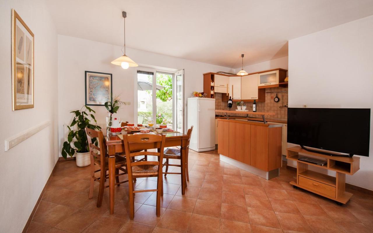 Franka With Swimming Pool Apartment
